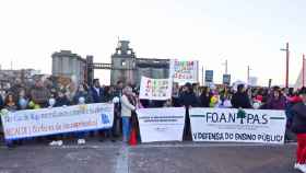 Protesta de las Anpas de Vigo ante el Ayuntamiento, reclamando la cobertura de las plazas de conserjes.