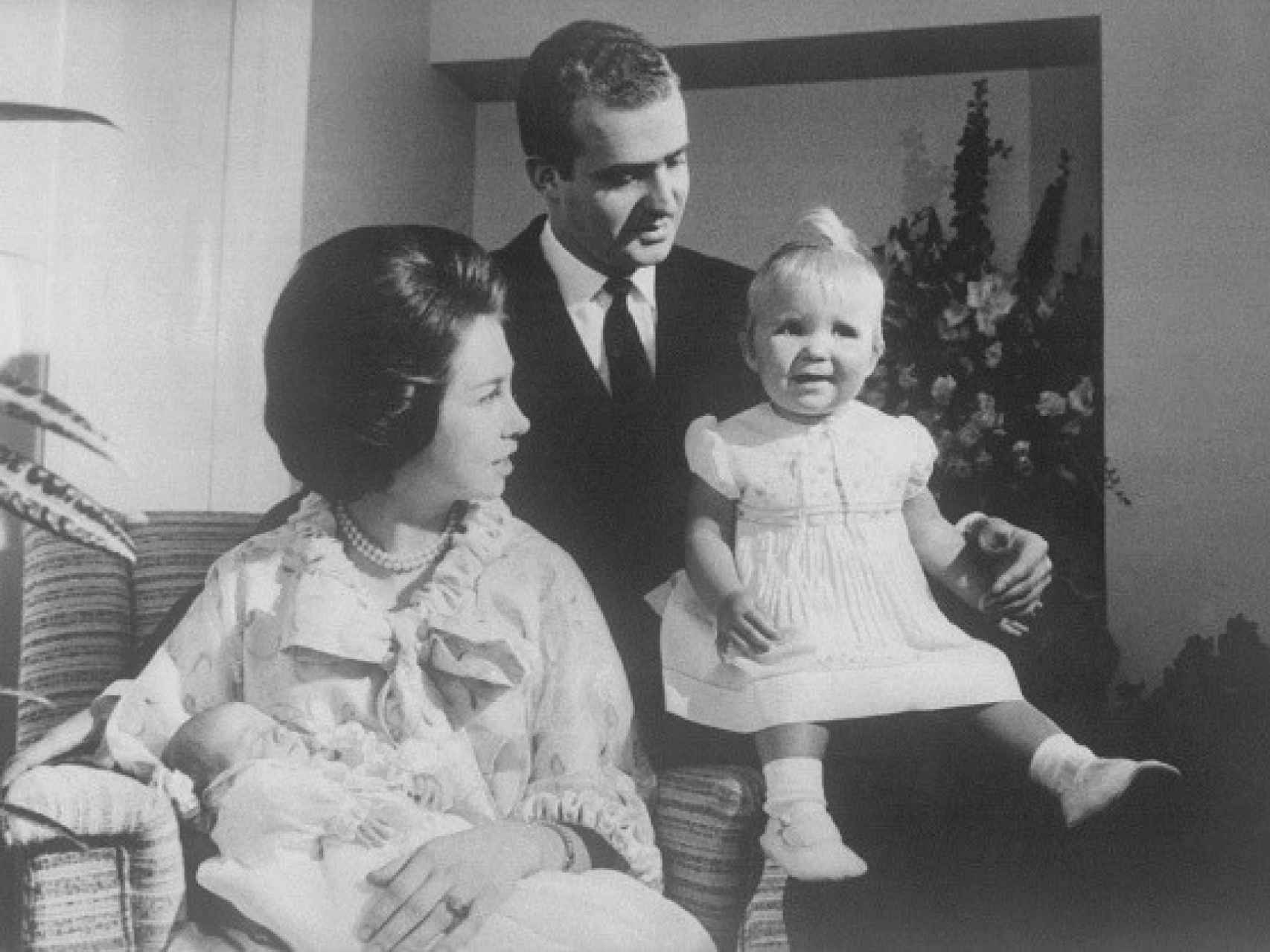Los entonces príncipes Juan Carlos y Sofía junto a su primogénita, Elena de Borbón y Grecia.