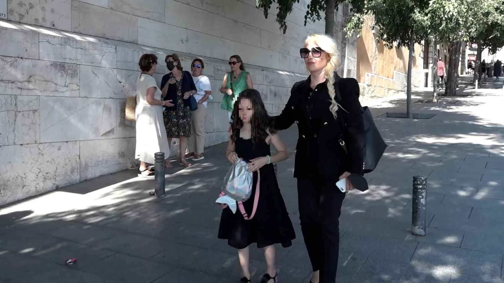 Geraldine Larrosa y su hija, Scarlett, en el funeral de Carlos Marín.