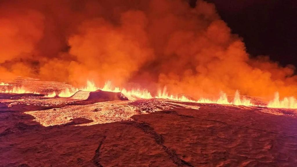 La lava arrojada por el volcán islandés de Grindavik, en la noche del lunes. Reuters