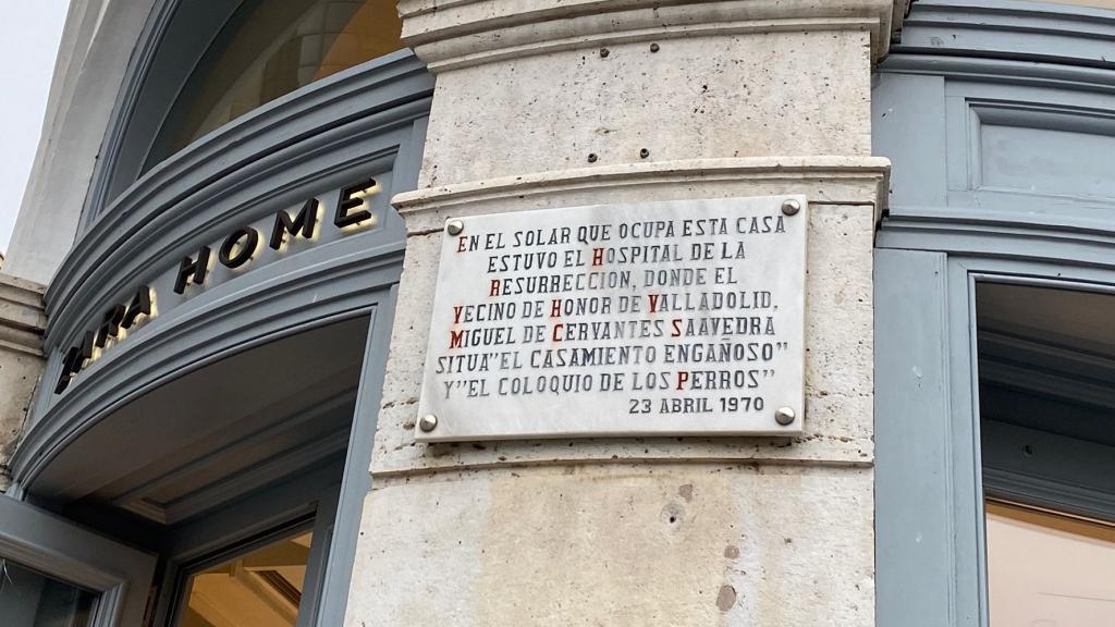 Una placa en la que recuerdan el hospital de la Resurrección que allí se encontraba