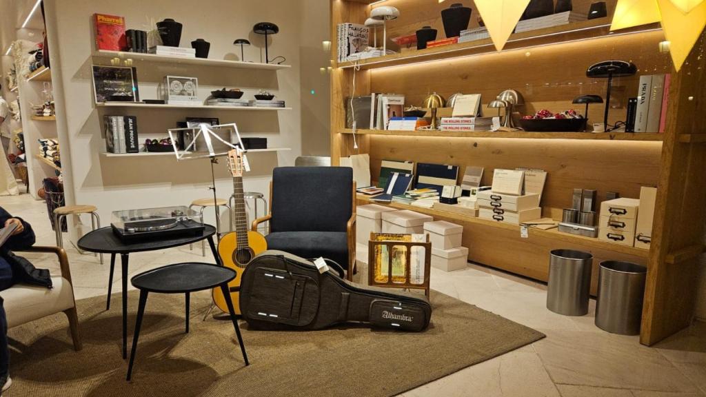 El escaparate de Zara Home en Barcelona con la guitarra de Alhambra.