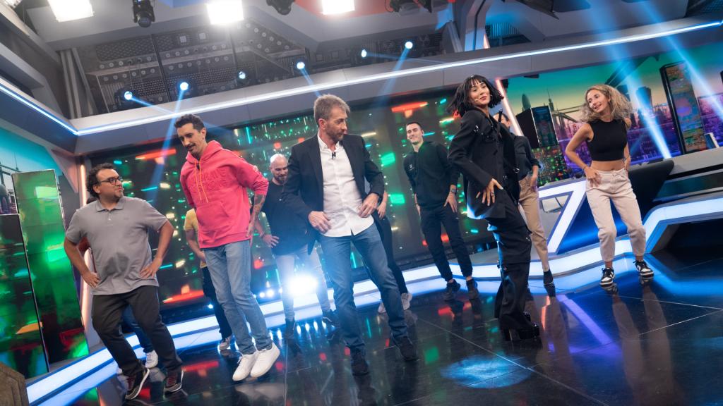 Los colaboradores de 'El Hormiguero' en el baile inicial del programa junto a la cantante Aitana.