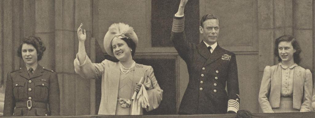 La Familia Real Británica en el balcón del Palacio de Buckingham el Día de la Victoria