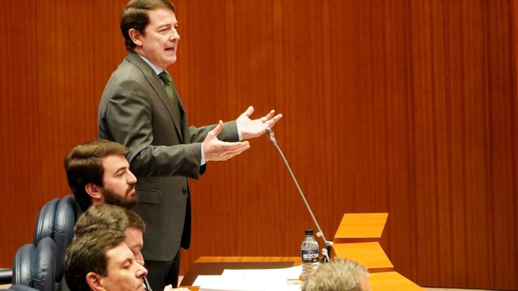 El presidente de la Junta, Alfonso Fernández Mañueco, durante el pleno de las Cortes