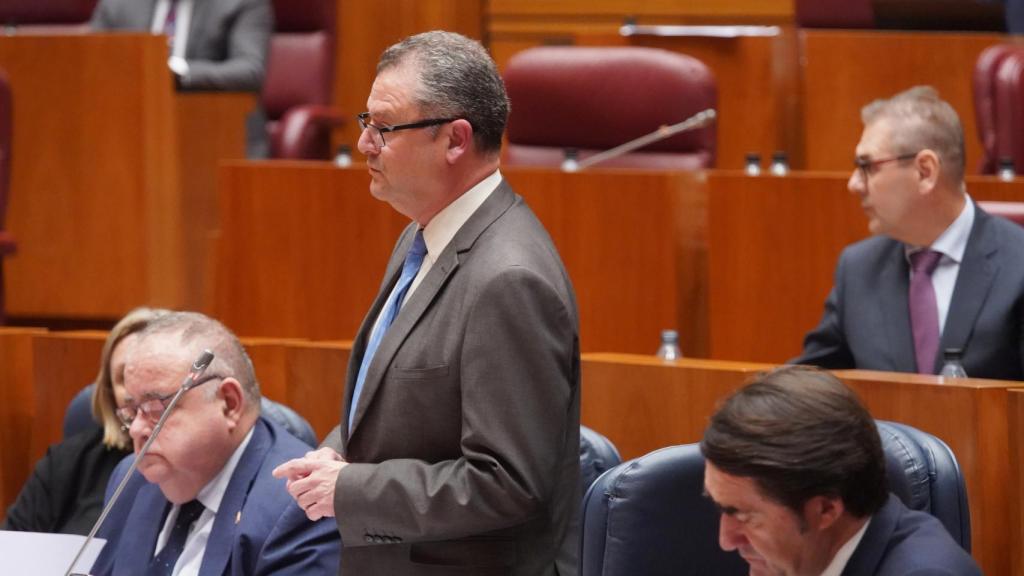 El consejero de Agricultura y Ganadería, Gerardo Dueñas, en el pleno de las Cortes