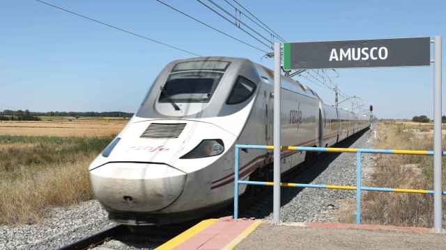 Un tren Alvia pasa por el apeadero de Amusco(Palencia) en dirección a Santander