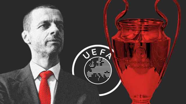 Ceferin, presidente de la UEFA, y el trofeo de la Champions League