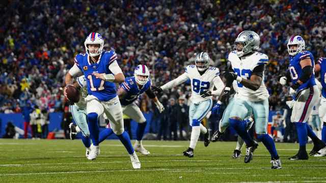 Josh Allen, quarterback de Buffalo Bills, corre durante el partido contra Dallas Cowboys.