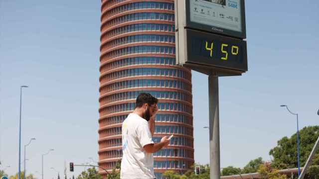 Un termómetro junto a la Torre Pelli marca 45 grados, a 24 de agosto en Sevilla.
