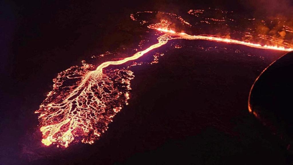 Un volcán arroja lava y humo al entrar en erupción cerca de Grindavik, Islandia, 19 de diciembre de 2023.