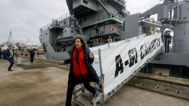 La ministra de Defensa, Margarita Robles, en su visita al buque Carnota en Ferrol, el pasado jueves.