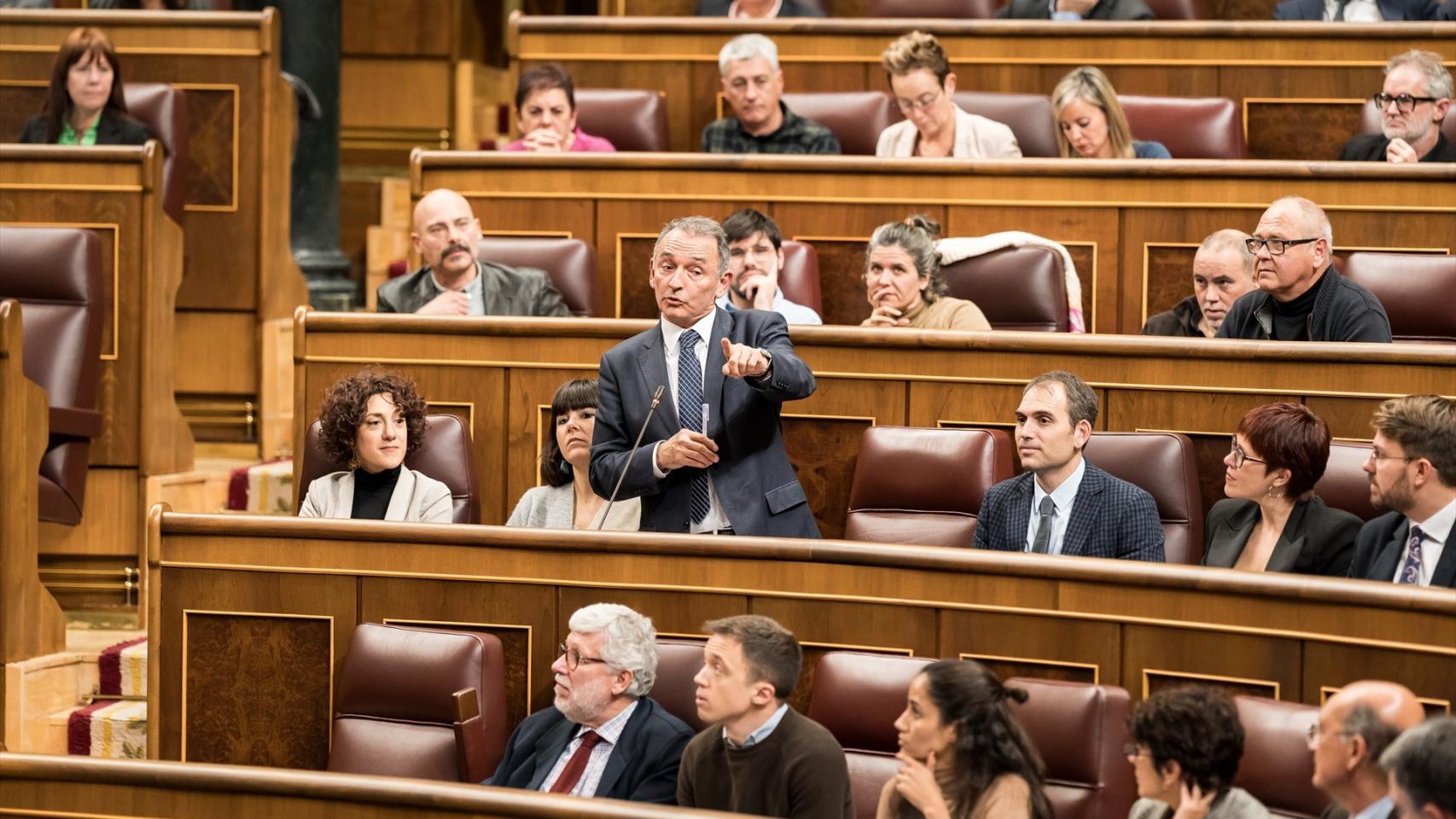El secretario general del PCE en España y diputado de Sumar, Enrique Santiago,  durante el pleno en el Congreso de los Diputados