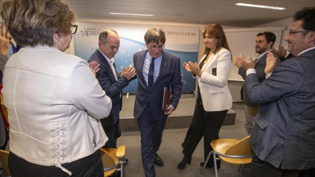 El secretario general de Junts per Catalunya, Jordi Turull (2i); el expresidente de la Generalitat y eurodiputado de Junts, Carles Puigdemont (c) y la presidenta de Junts, Laura Borràs (3d) el pasado 9 de noviembre.