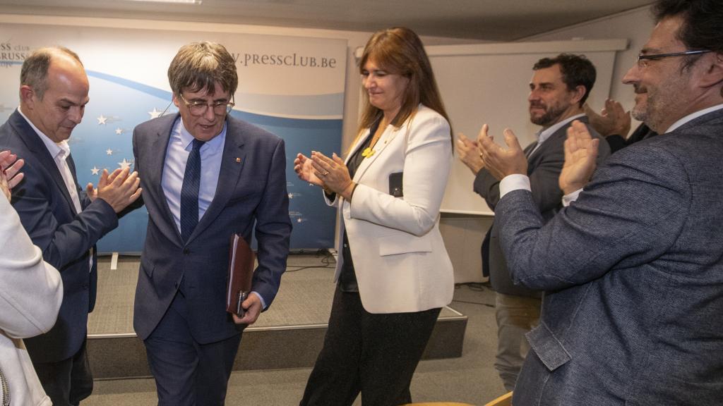 El secretario general de Junts per Catalunya, Jordi Turull (2i); el expresidente de la Generalitat y eurodiputado de Junts, Carles Puigdemont (c) y la presidenta de Junts, Laura Borràs (3d) el pasado 9 de noviembre.
