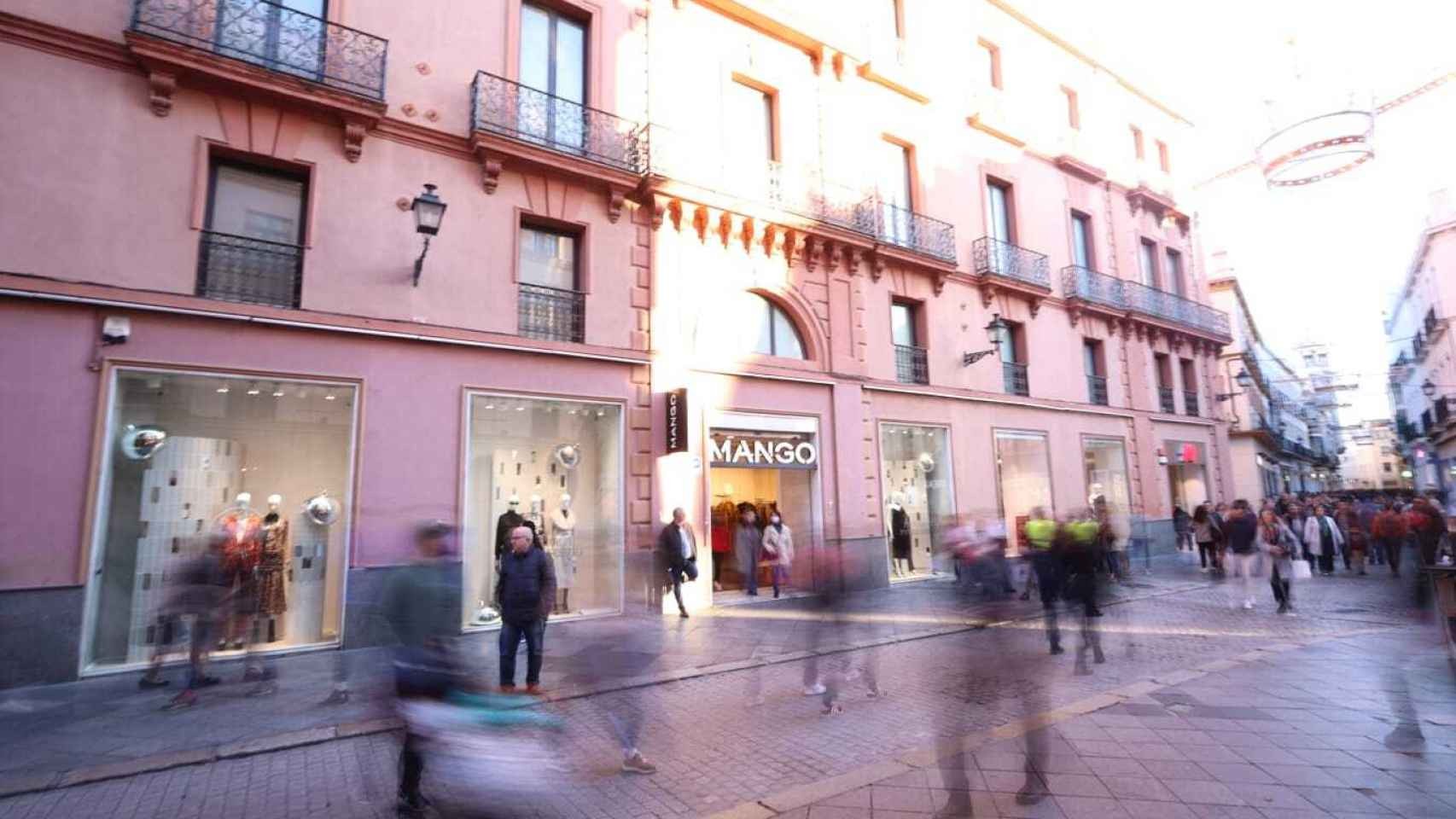 Tiendas de una calle comercial del centro de Sevilla.
