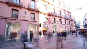 Tiendas de una calle comercial del centro de Sevilla.