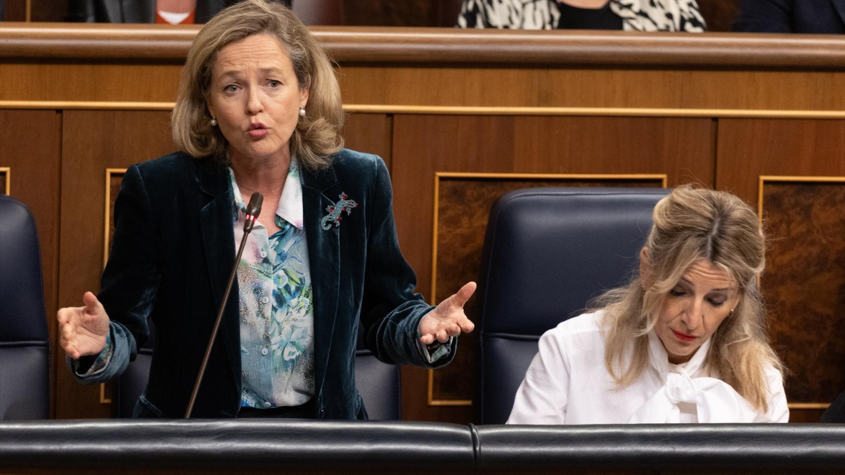 La vicepresidenta primera y ministra de Economía, Nadia Calviño (i), y la vicepresidenta segunda y ministra de Trabajo, Yolanda Díaz (d).