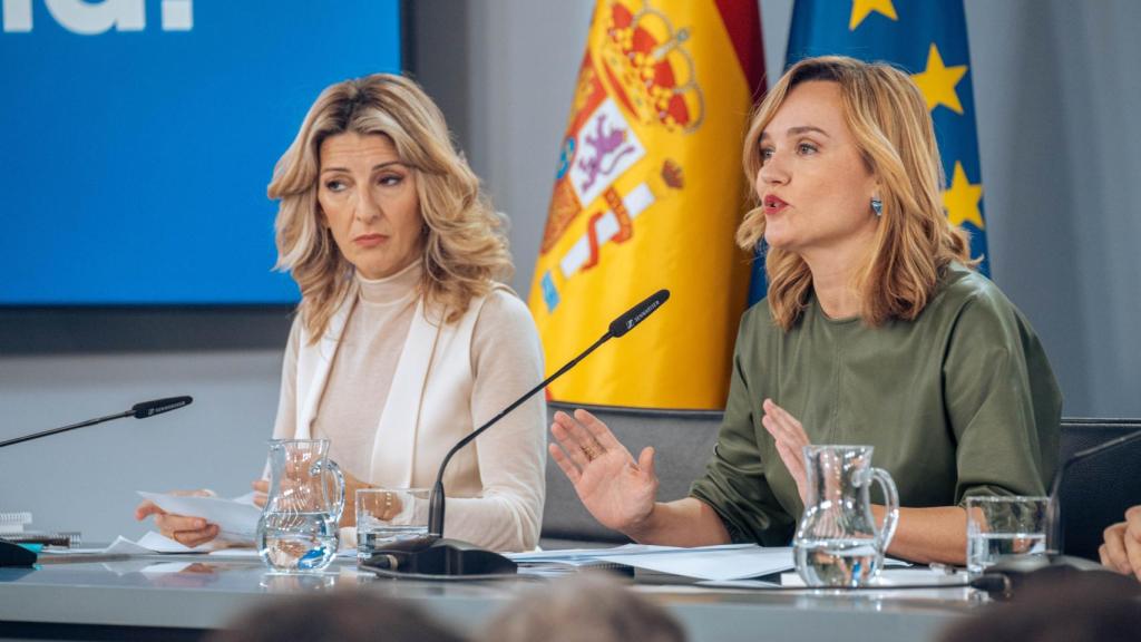 La vicepresidenta segunda y ministra de Trabajo, Yolanda Díaz (i) y la ministra Portavoz y ministra de Educación, Formación Profesional y Deporte, Pilar Alegría (d), durante una rueda de prensa posterior a la reunión del Consejo de Ministros, en el Palacio de la Moncloa, a 19 de diciembre de 2023, en Madrid (España).