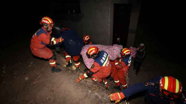 Equipos de rescate evacúan a las víctimas en la aldea de Kangdiao, en la provincia de Gansu.