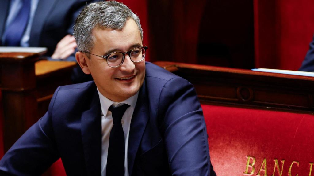 El ministro del Interior francés, Gerald Darmanin, satisfecho tras sacar adelante el proyecto de ley de inmigración.