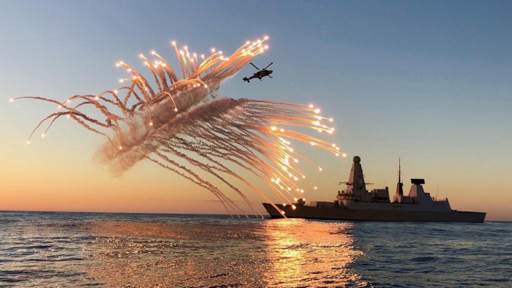 Ráfaga de disparos en el mar Rojo frente a un buque de la Armada británica