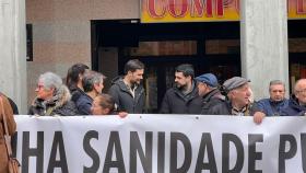 Paulo Carlos López, portavoz de Sumar Galicia, junto a Borja San Ramón, de Podemos Galicia