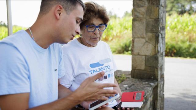 Carlos y Elvira aprendiendo a usar el móvil.