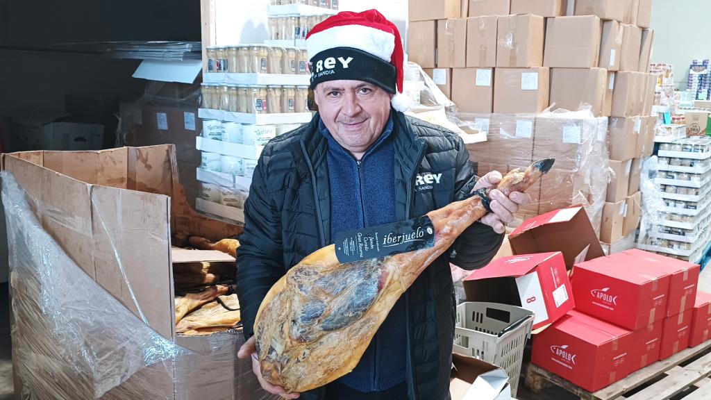 Carlos Moreno, sujetando un jamón ibérico, en La Trastienda.