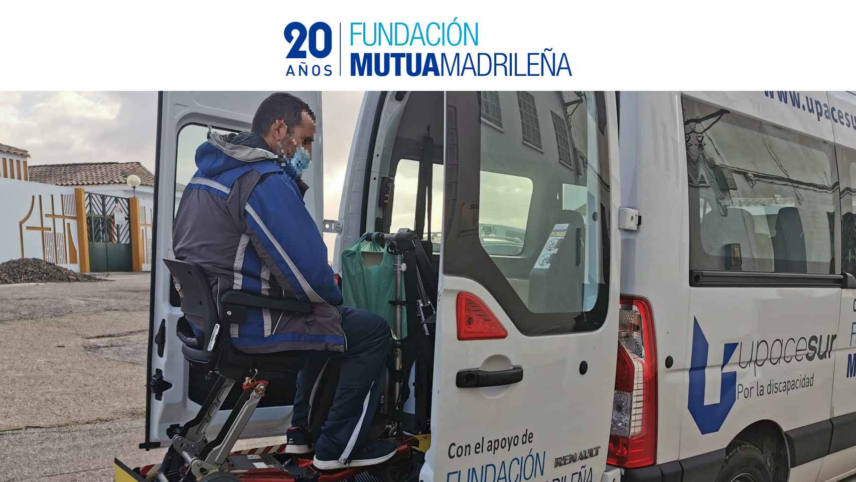 Un usuario sube a la furgoneta adaptada de la Fundación Upacesur en Trebujena (Cádiz).
