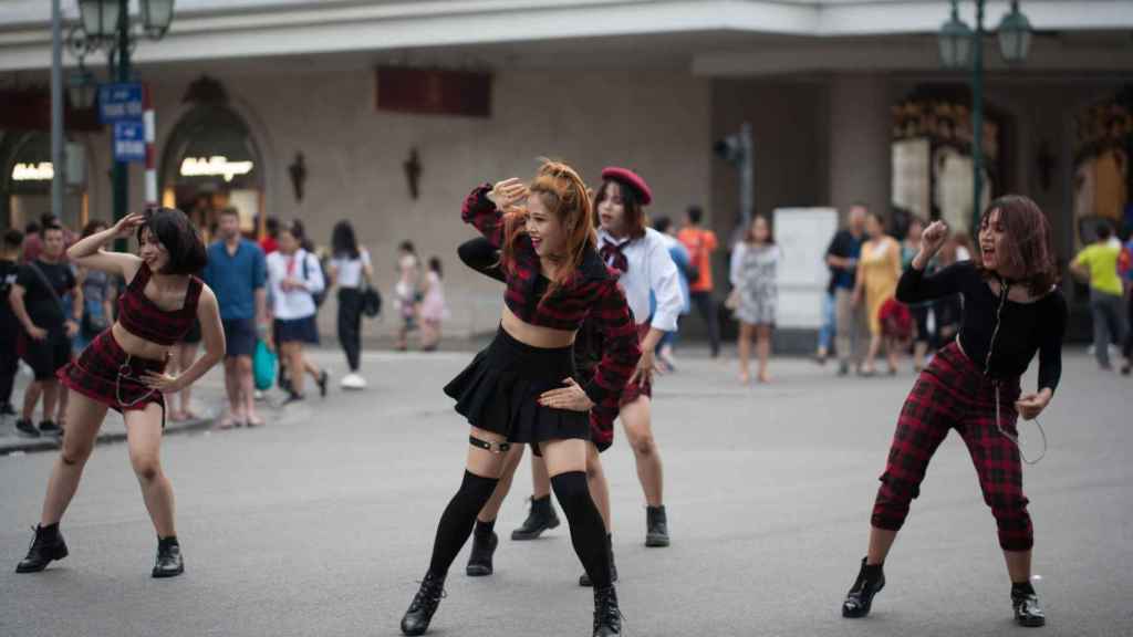 Un grupo de jóvenes bailando k-pop en una imagen de archivo.