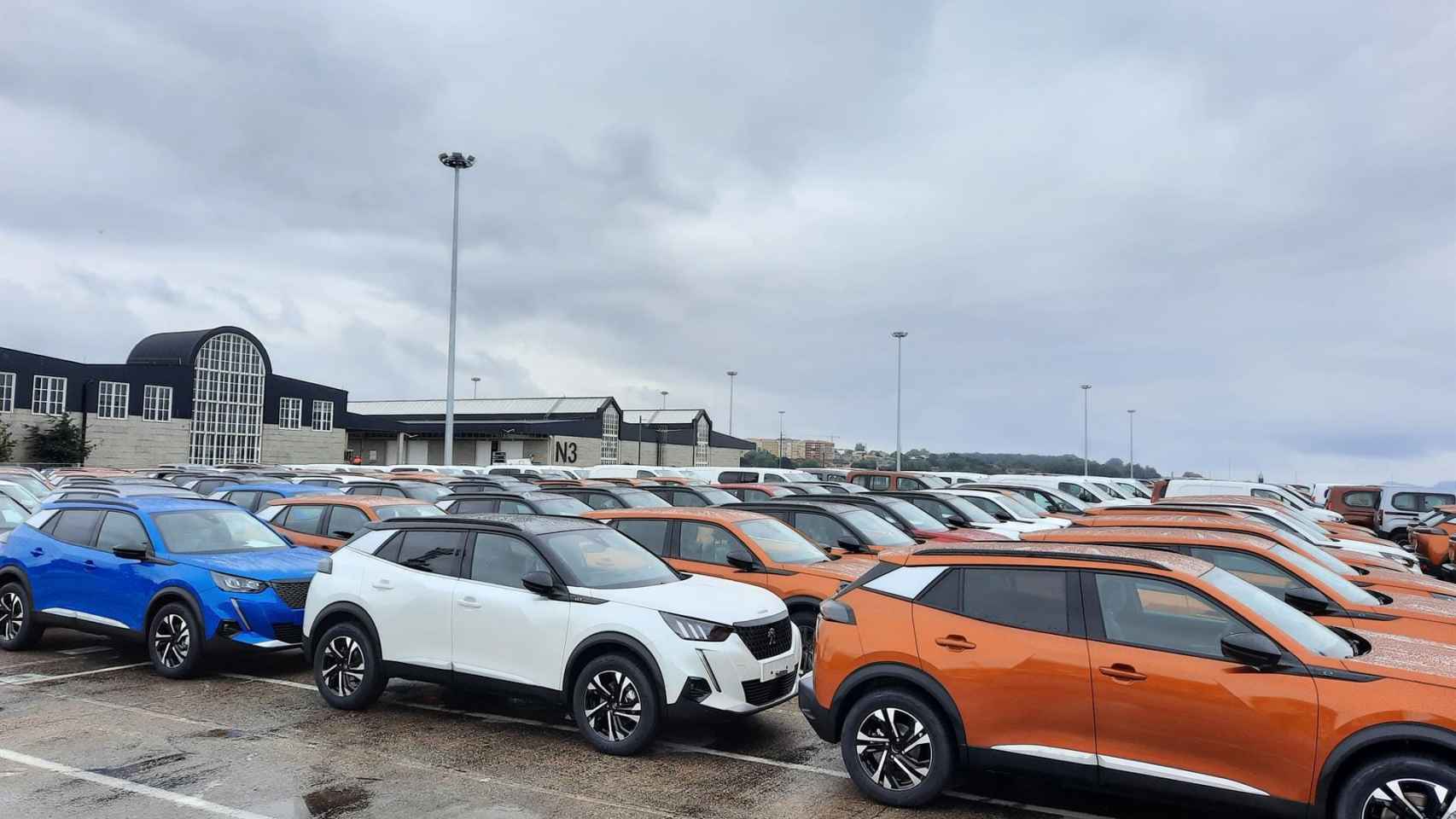 Coches fabricados en Stellantis Vigo listos para su exportación.