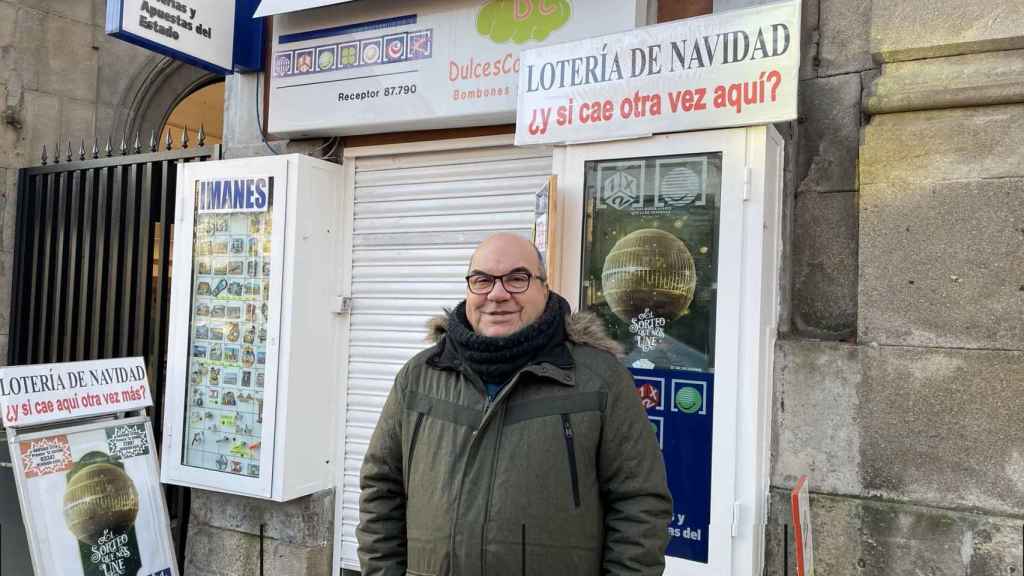 Juan Fernández frente a su administración de Lotería en la Puerta del Sol.