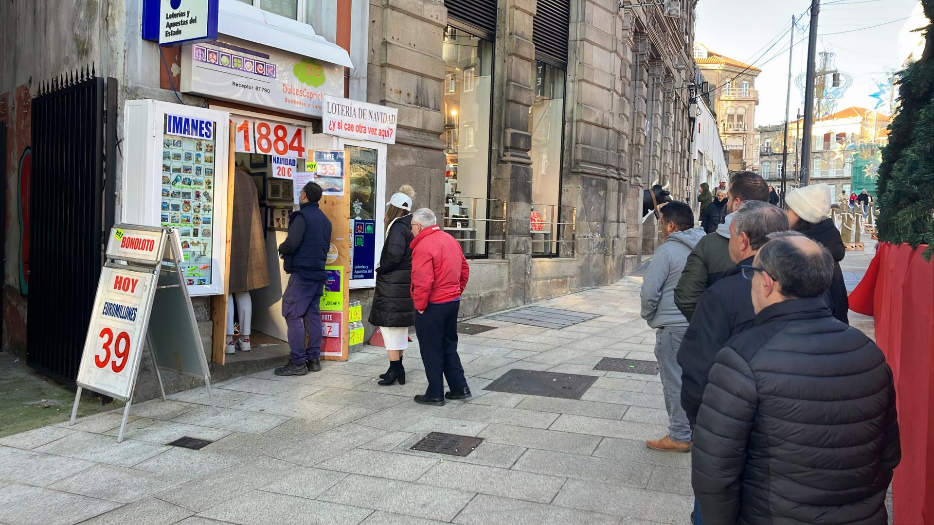 Varias personas hacen cola en la administración de Lotería de la Puerta del Sol, a 19 de diciembre de 2023. Foto: Treintayseis