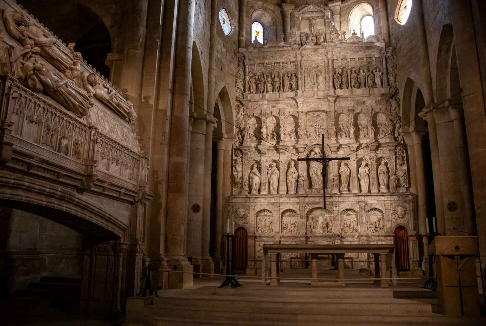 Presbiterio de la iglesia abacial. A la izquierda, los sepulcros reales; a la derecha, el ambón de Subirachs; al fondo, el espectacular retablo de alabastro de Damián Forment.