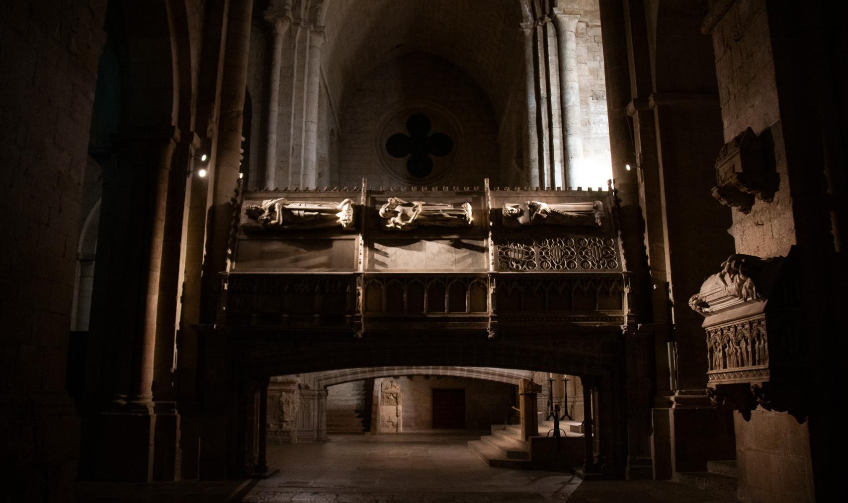 Vista de los espectaculares sepulcros reales sobre arcos que unen las naves de la iglesia.