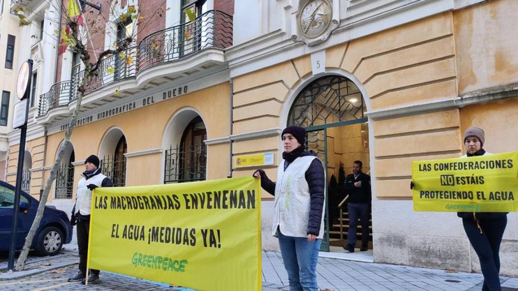 Una de las pancartas que han mostrado en la manifestación donde se puede leer las macrogranjas envenenan el agua