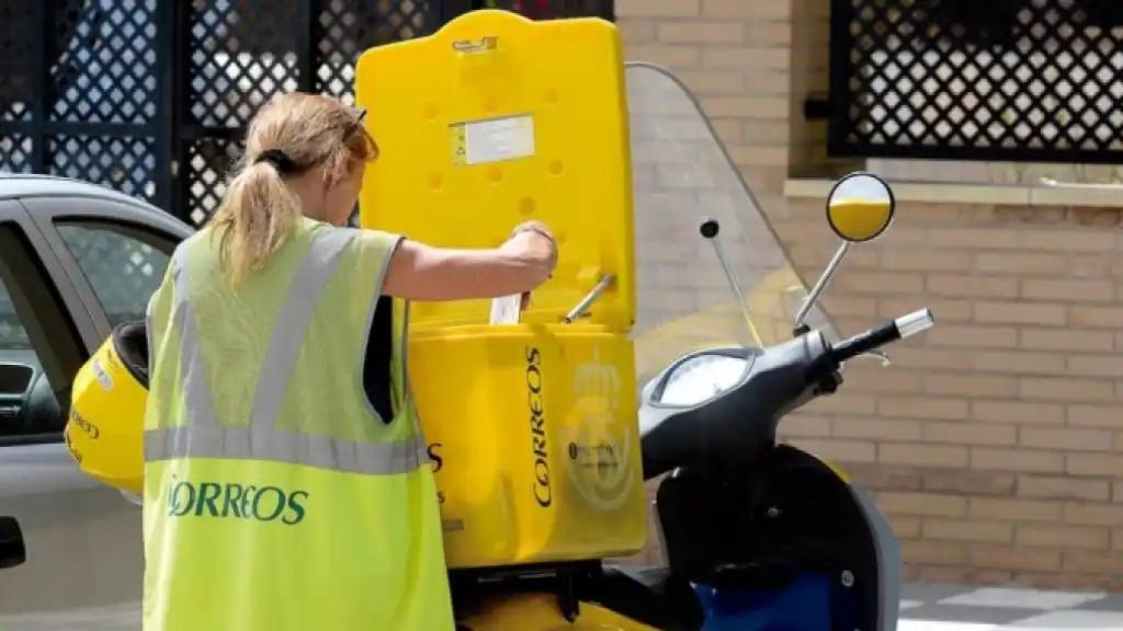 Una cartera en un servicio de reparto postal.