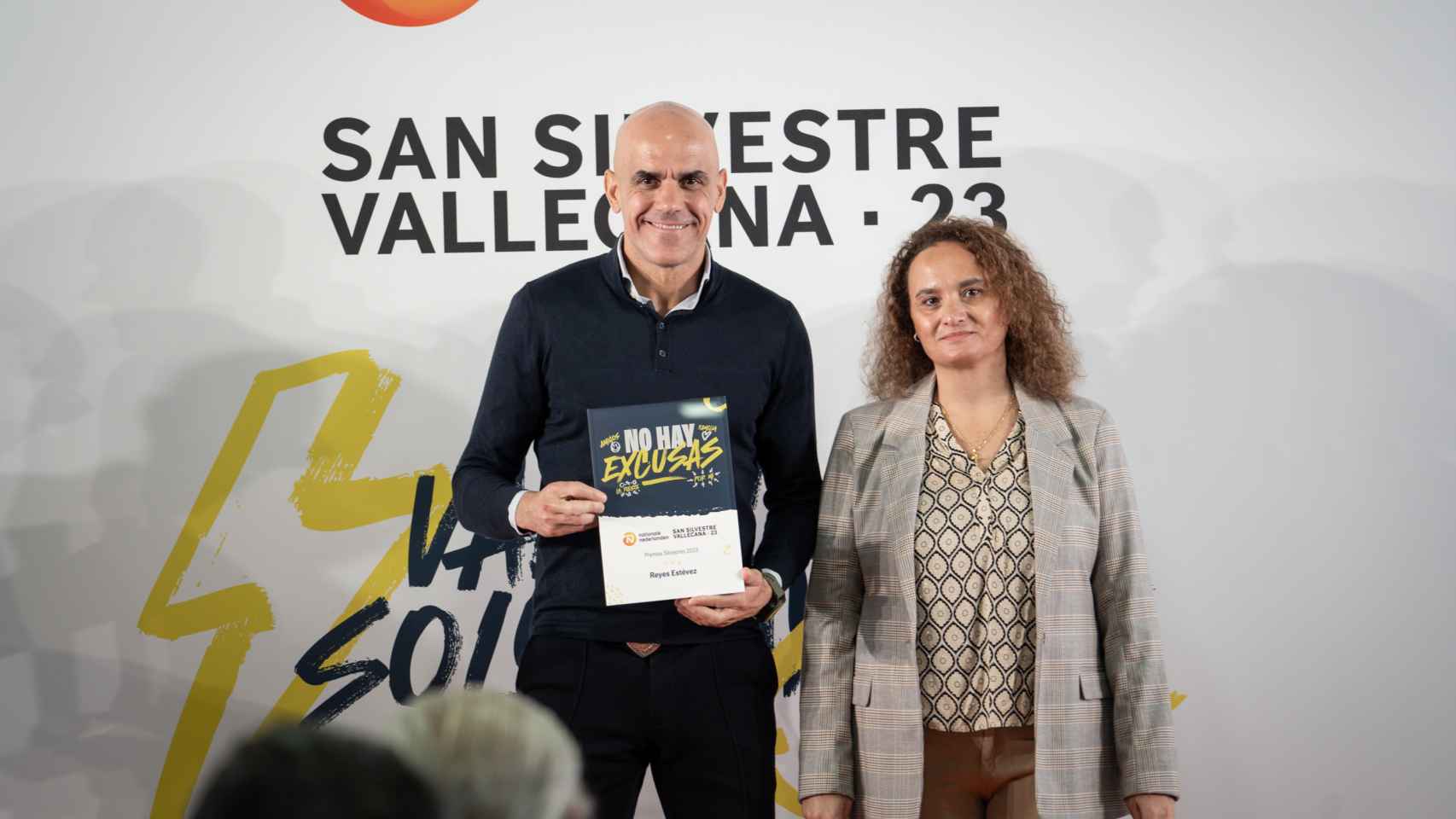 Patricia Sabugueiro, presidenta de la Agrupación Deportiva San Silvestre Vallecana entrega el Premio a Reyes Estévez