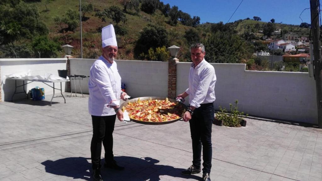 Joaquín sostiene una paella solidaria.