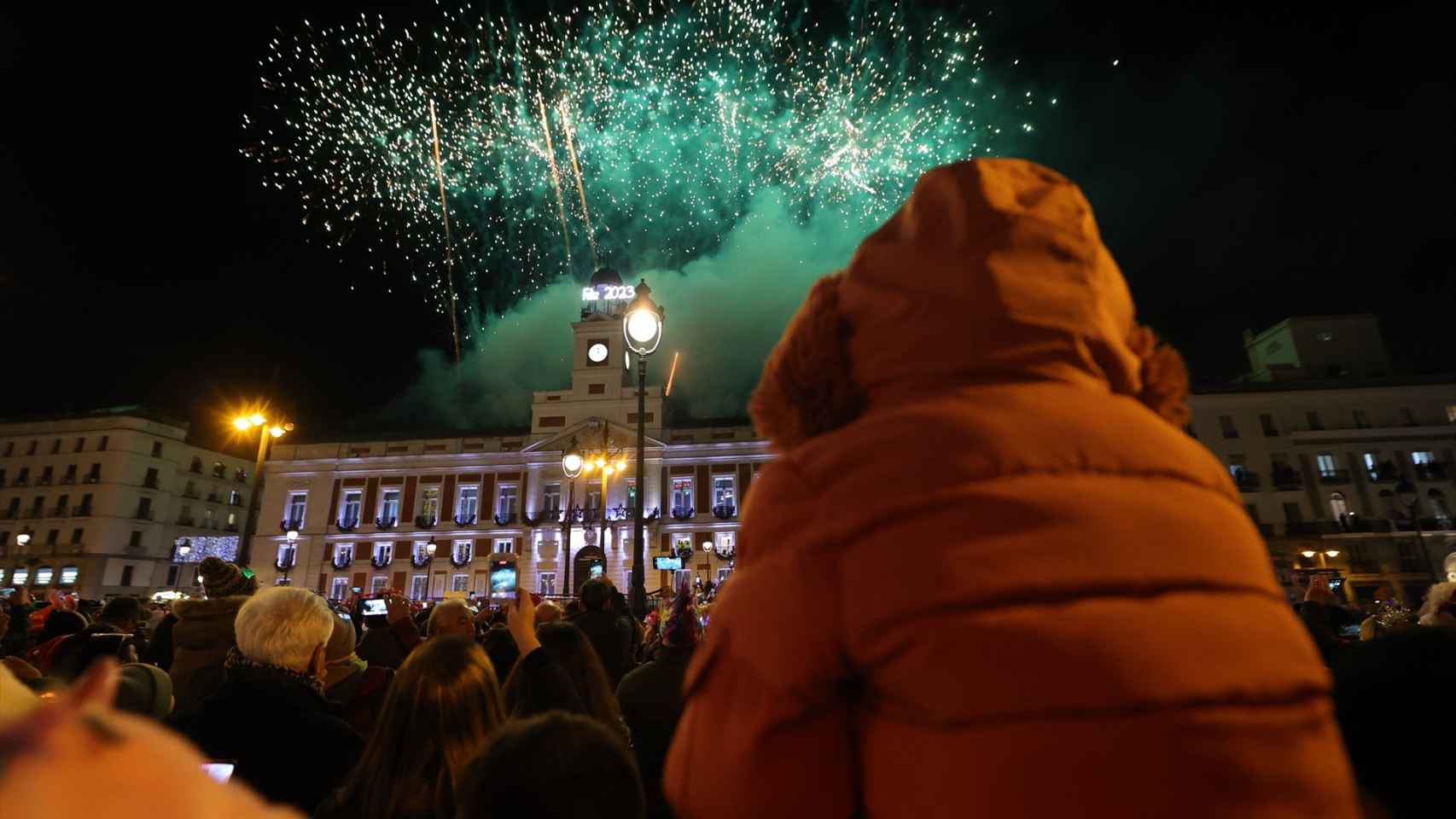 Fuegos artificiales en la Real Casa de Correos tras tomar las uvas en las Campanadas de Fin de Año 2022, en la Puerta del Sol.