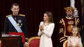 Felipe VI, proclamado rey de España ante el aplauso de Letizia y de la princesa Leonor.