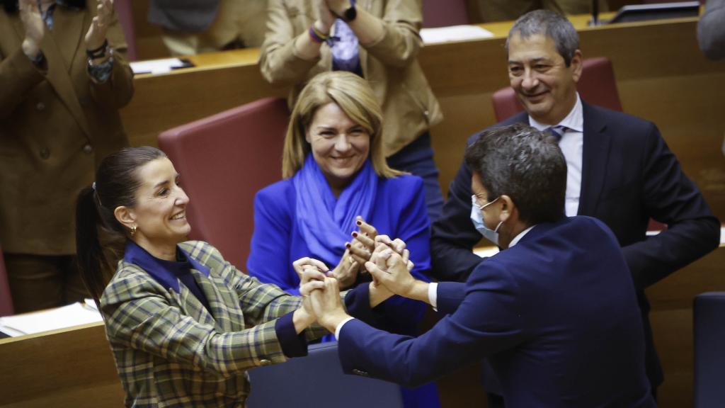La consellera de Hacienda, Ruth Merino, y el presidente de la Generalitat, Carlos Mazón, celebran la aprobación de los presupuestos