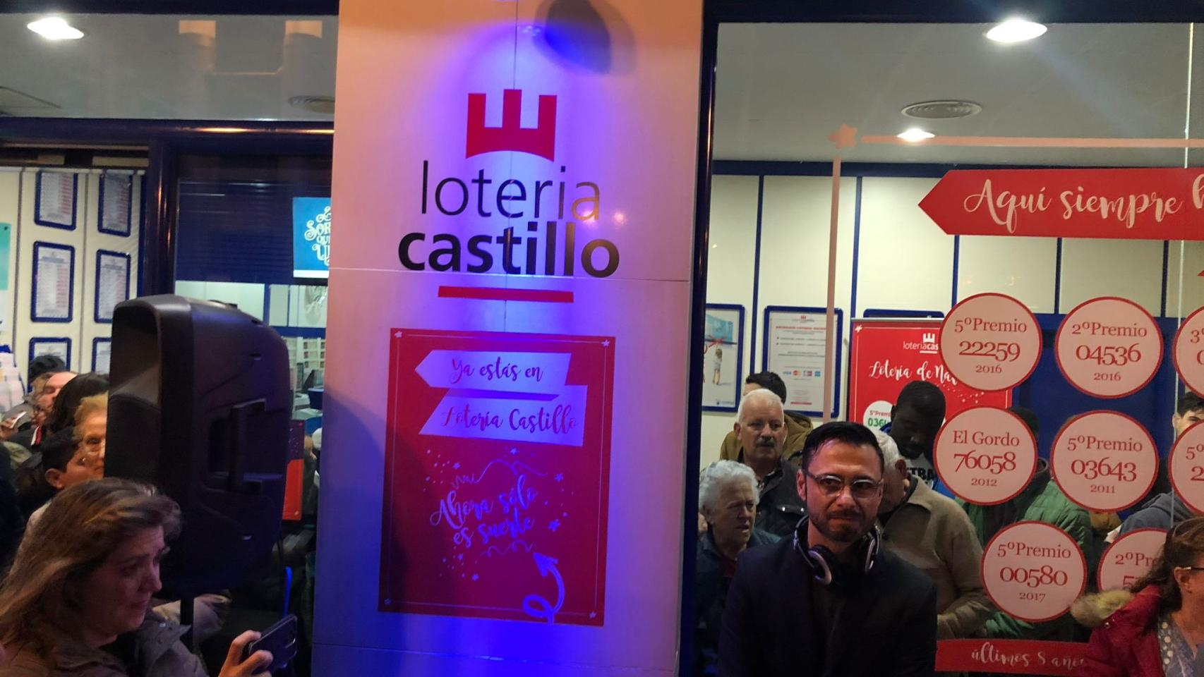 Colas en Lotería Castillo, la única administración que abre el día 21 por la noche.