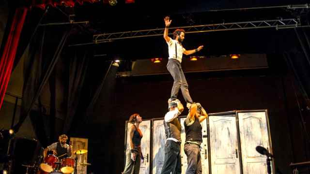 La Trócola despide su espectáculo de circo 'Emportats' en el Arniches.