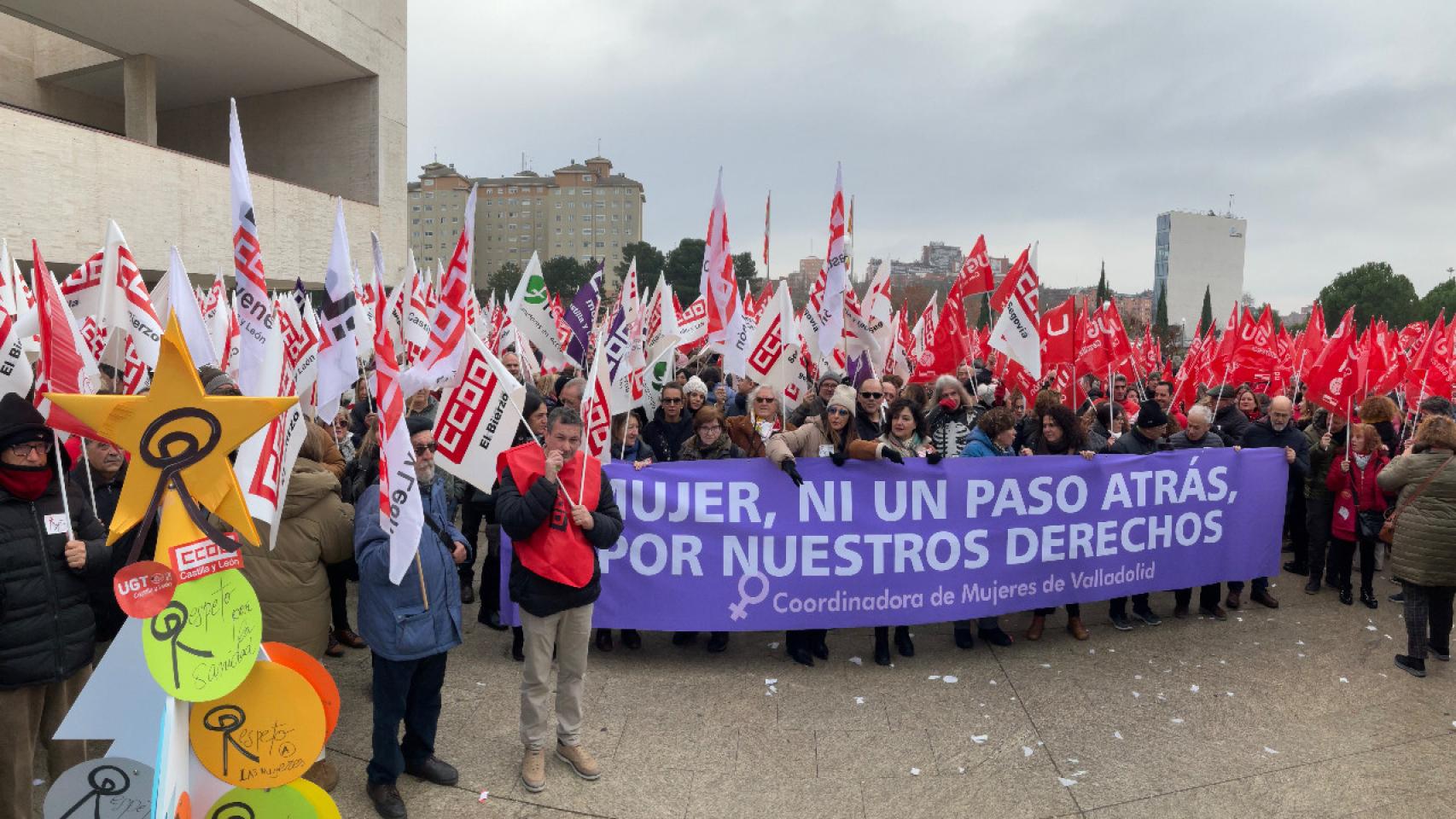 UGT y CCOO se concentran a las puertas de las Cortes