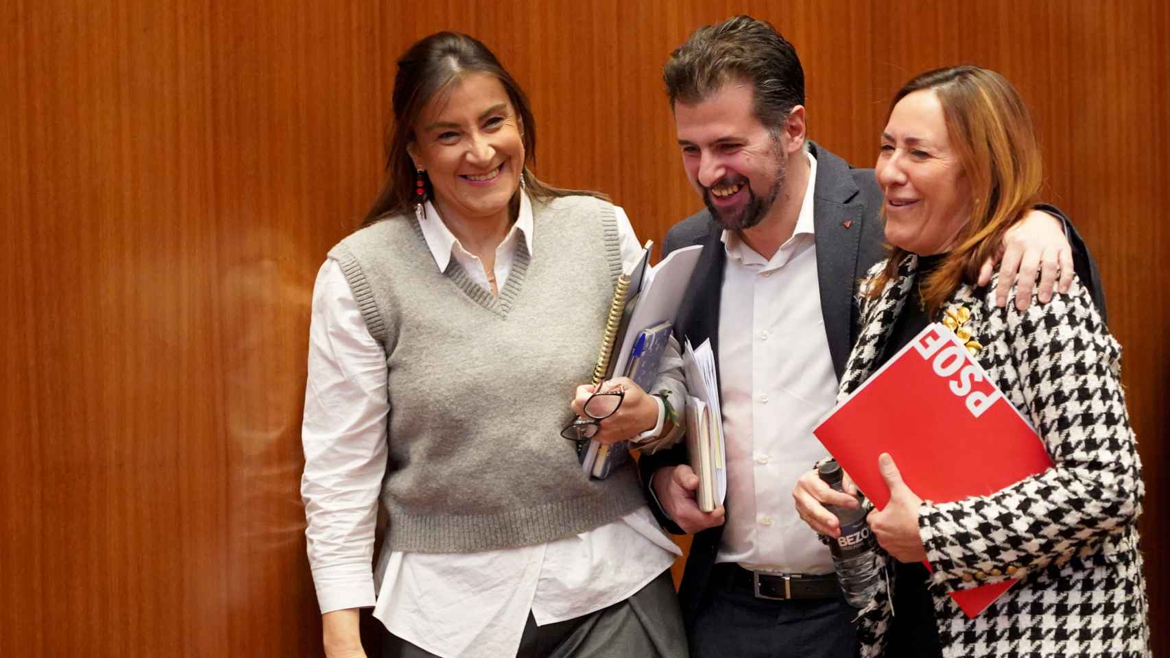 La procuradora socialista Ana Redondo, el portavoz, Luis Tudanca, y la también procuradora Rosa Rubio, en el pleno de las Cortes de este martes.
