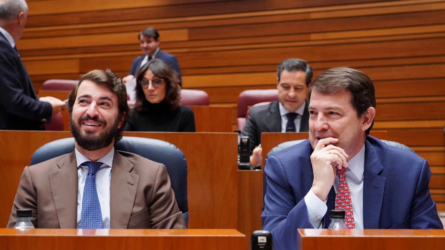 El vicepresidente de la Junta, Juan García-Gallardo, y el presidente, Alfonso Fernández Mañueco, en un pleno de las Cortes.