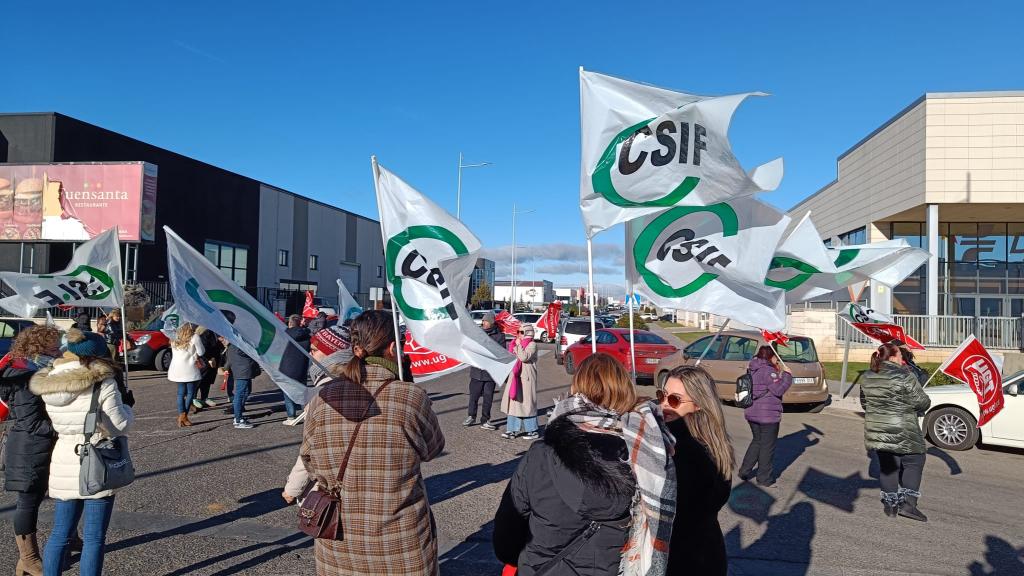 Manifestación de CSIF Y UGT en el Centro Estrada de León