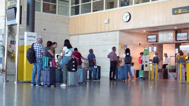 Pasajeros esperando para embarcar en el aeropuerto de Villanubla (Valladolid)